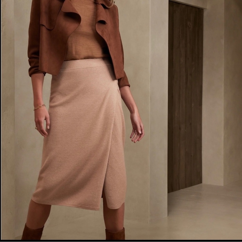 Banana Republic sweater skirt, excellent condition, never worn, neutral camel.